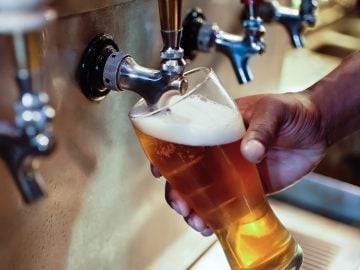 Dnes je Medzinárodný deň piva. Ktorá krajina ho vypije najviac a kde je najdrahšie?