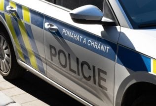 Polícia v Česku pátrala po mužovi, ktorý v električke zašpinil ženu horčicou