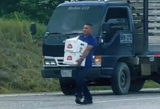 V Kolumbii okoloidúci šoféri rozobrali pivo z prevráteného nákladiaku