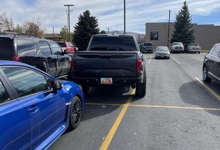 Fotografie ľudí s príšerným parkovaním