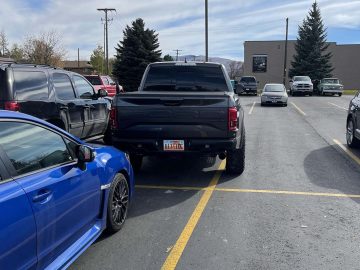 Fotografie ľudí s príšerným parkovaním