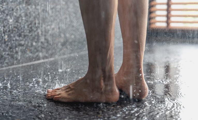 Vedci varujú, že sprchovanie počas búrky môže byť životu nebezpečné