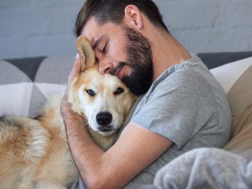Muži so psíkmi na fotkách majú na Tinderi u žien väčší úspech