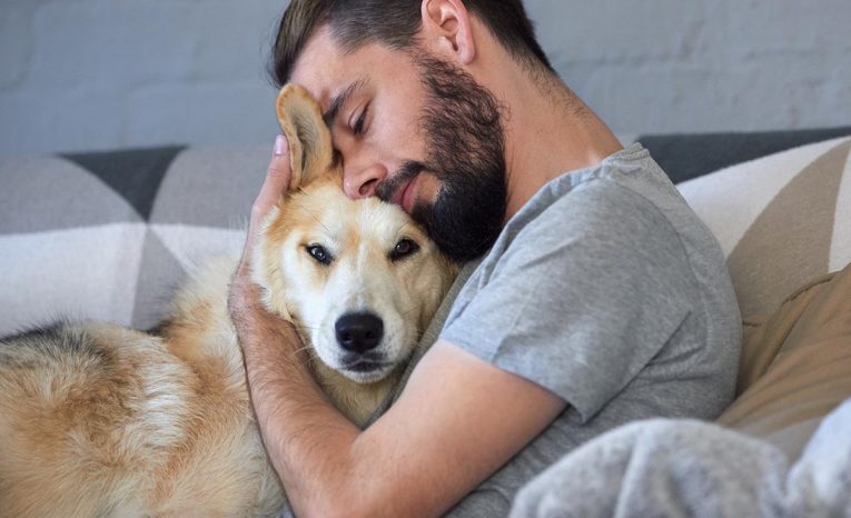 Muži so psíkmi na fotkách majú na Tinderi u žien väčší úspech