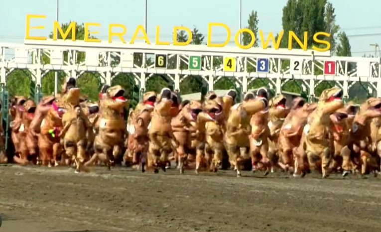 Vyše 150 súťažiacich sa zúčastnilo behu v kostýme tyranosaura