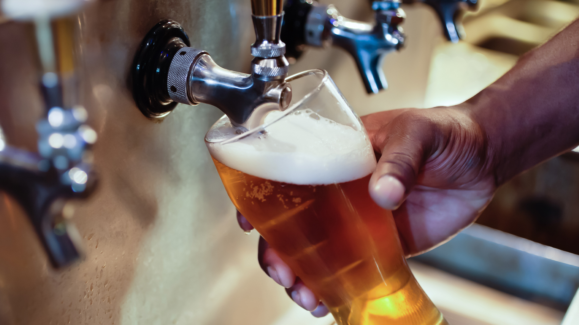 Dnes je Medzinárodný deň piva. Ktorá krajina ho vypije najviac a kde je najdrahšie?