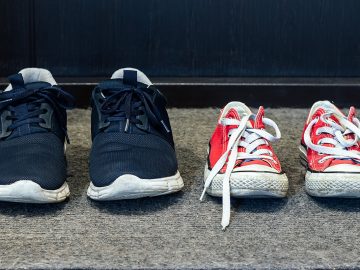 Chodíš po dome v topánkach? Podľa odborníkov si tým môžeš spôsobiť zdravotné komplikácie