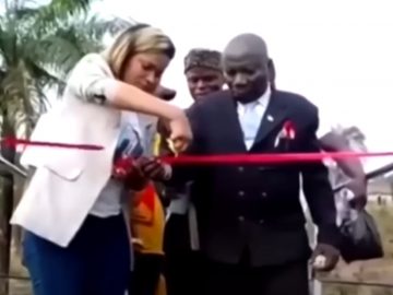 Slávnostné otvorenie lávky v Kongu skončilo fiaskom. Po prestrihnutí pásky sa zrútila