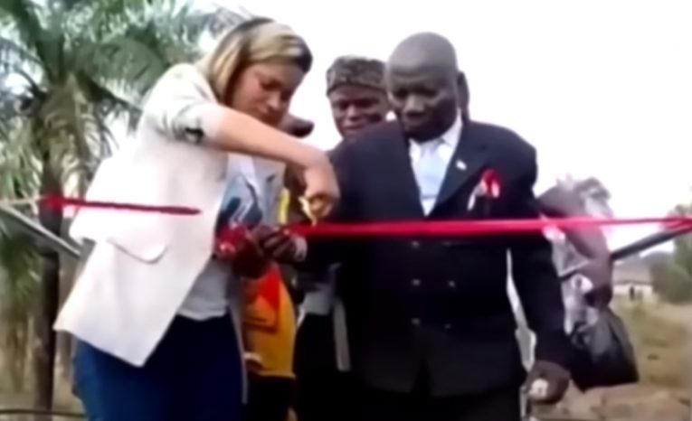 Slávnostné otvorenie lávky v Kongu skončilo fiaskom. Po prestrihnutí pásky sa zrútila