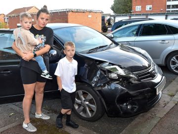 Scéna ako z Jurského parku. Nosorožce zdemolovali rodinke na safari auto