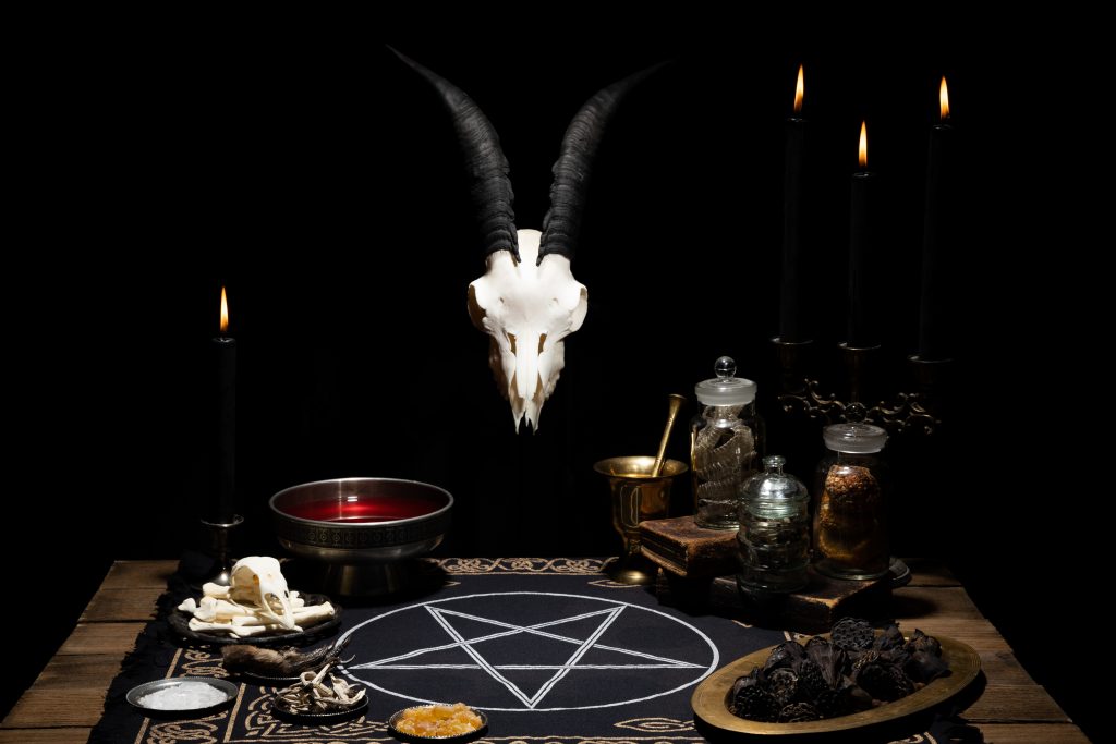kuriozity, satanistická oslava, satanizmus, oslava narodenín, video na TikToku, TikTok, viral