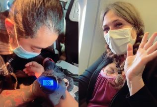 Netradičné pracovisko. Tatér vytvoril zákazníčke tetovanie priamo počas letu lietadlom