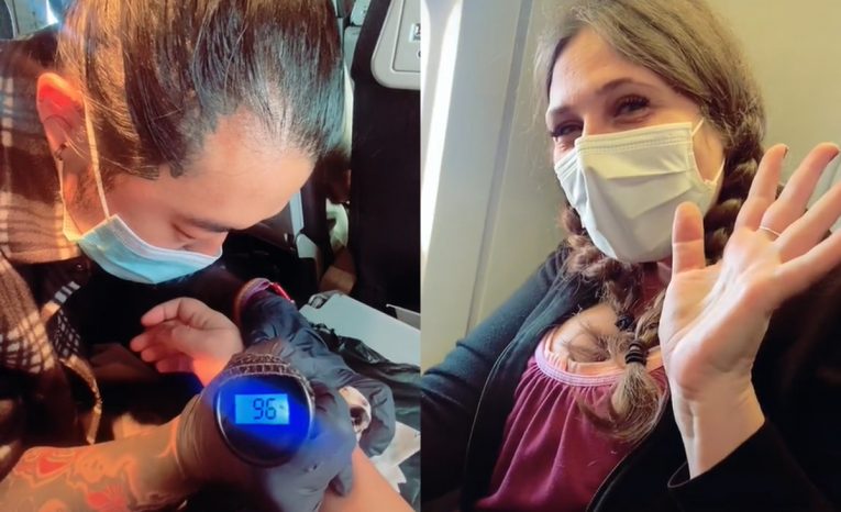 Netradičné pracovisko. Tatér vytvoril zákazníčke tetovanie priamo počas letu lietadlom