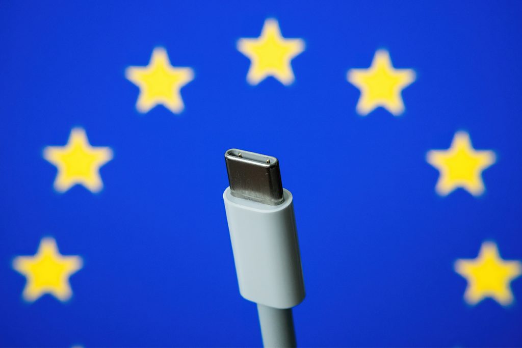 iPhone lightning kábel, nabíjanie, telefón, nová legislatíva, Európska únia, USB-C