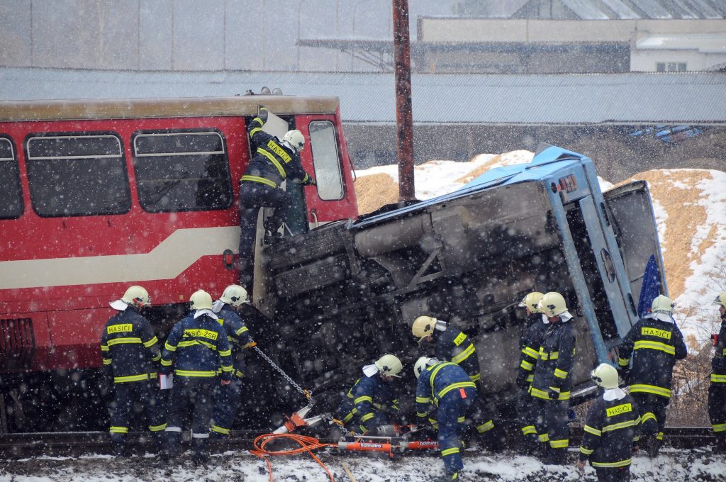 dopravná nehoda, Slovensko, tragédia, Polomka, zrážka vlaku a autobusu