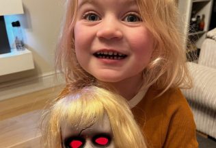dievčatko, bábika, strašidelná bábika, horor