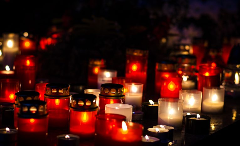 Prečo zapaľujeme na hroboch sviečky? Cirkev to kedysi zakazovala