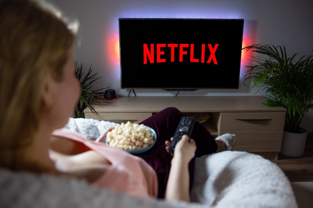 Netflix, stream platformy, predplatné, peniaze, reklamy