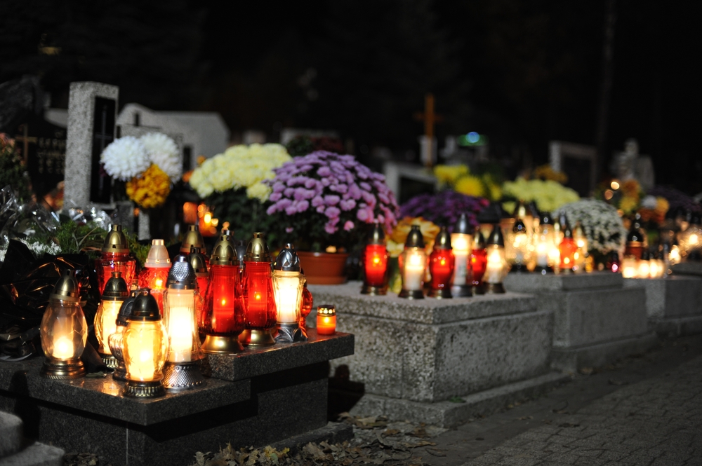 Prečo zapaľujeme na hroboch sviečky? Cirkev to kedysi zakazovala
