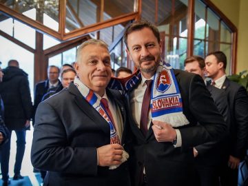 Eduard Heger daroval Viktorovi Orbánovi šál so slovenským motívom