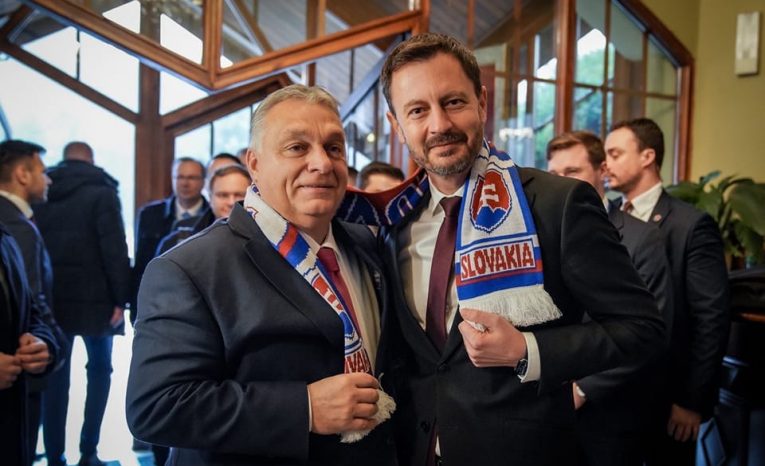 Eduard Heger daroval Viktorovi Orbánovi šál so slovenským motívom