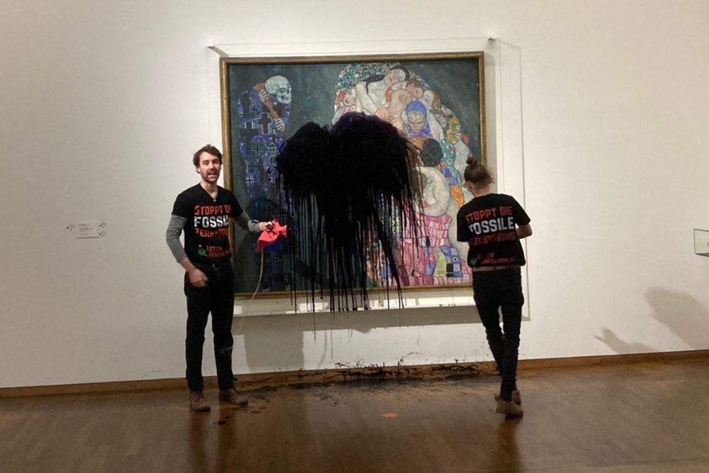 Klimatickí aktivisti vo Viedni poliali čiernou tekutinou obraz Gustava Klimta