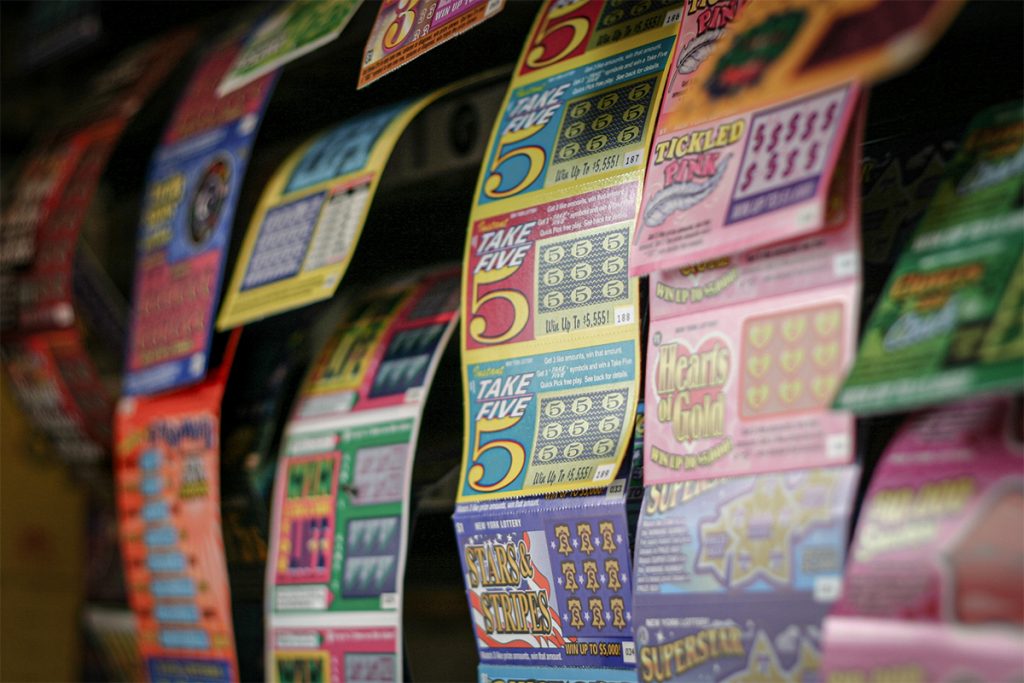 Žena si vyzdvihla stotisícovú výhru z lotérie, cestou domov vyhrala ďalších tristo tisíc