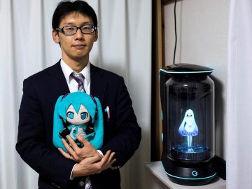 Bizarné predmety s ktorými sa ľudia zosobášili, hologram, fiktívna celebrita, Hatsune Miku, Akihiko Kondo