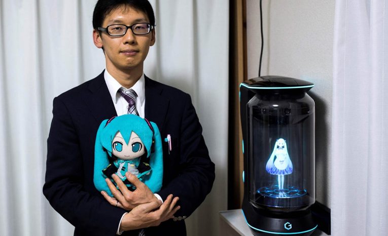 Bizarné predmety s ktorými sa ľudia zosobášili, hologram, fiktívna celebrita, Hatsune Miku, Akihiko Kondo