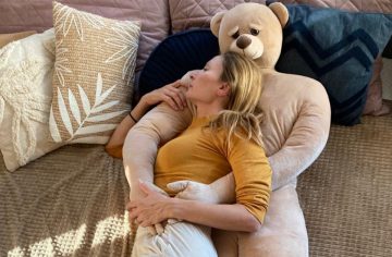Plyšový medveď s ľudskými proporciami sa má postarať sa o pohodlný spánok osamelých žien