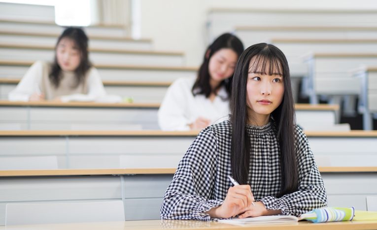 stredné Japonsko, pokusy o samovraždu, odkazy na toaletnom papieri, nárast samovrážd v Japonsku