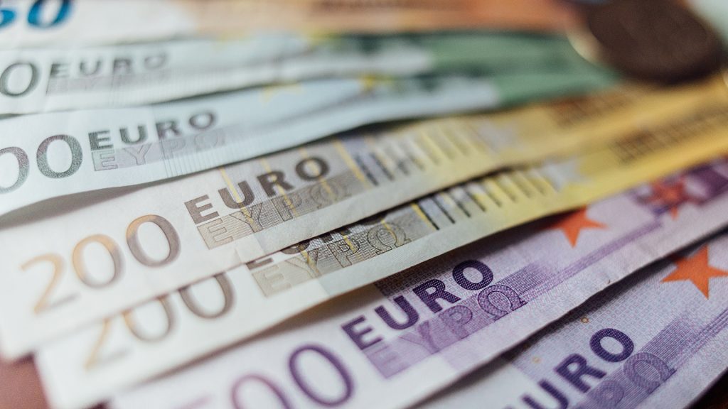 peniaze, euro, bankovky, Slováci, dane