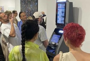 ATM Leaderboard, Art Basel Miami Beach 2022, umelecký exponát, bankomat