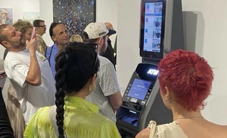 ATM Leaderboard, Art Basel Miami Beach 2022, umelecký exponát, bankomat