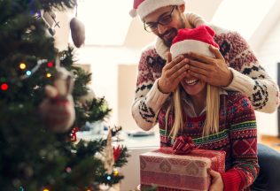 tipy na vianočné darčeky, darčeky pre ňu, čo kúpiť frajerke na Vianoce, vianočné darčeky