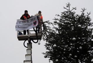 klimatický protest Nemecko, aktivizmus, Last Generation, Letze Generation, aktivisti odpílili vianočný stromček, Berlín