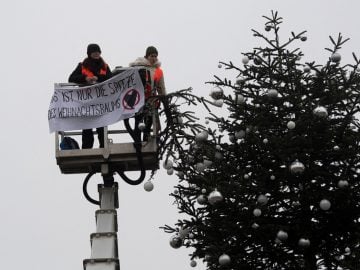 klimatický protest Nemecko, aktivizmus, Last Generation, Letze Generation, aktivisti odpílili vianočný stromček, Berlín