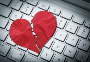 Absurdná romantická pomsta: Žena 12 rokov predstiera, že je kamarátkin online frajer 