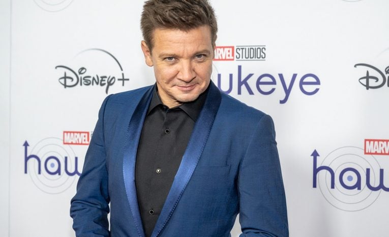 Jeremy Renner, Avenger, lopata, sneh, zranenie, nemocnica