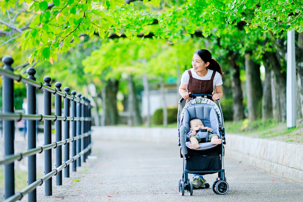 Japonská vláda ponúka rodinám milión jenov na dieťa, ak sa odsťahujú z Tokia