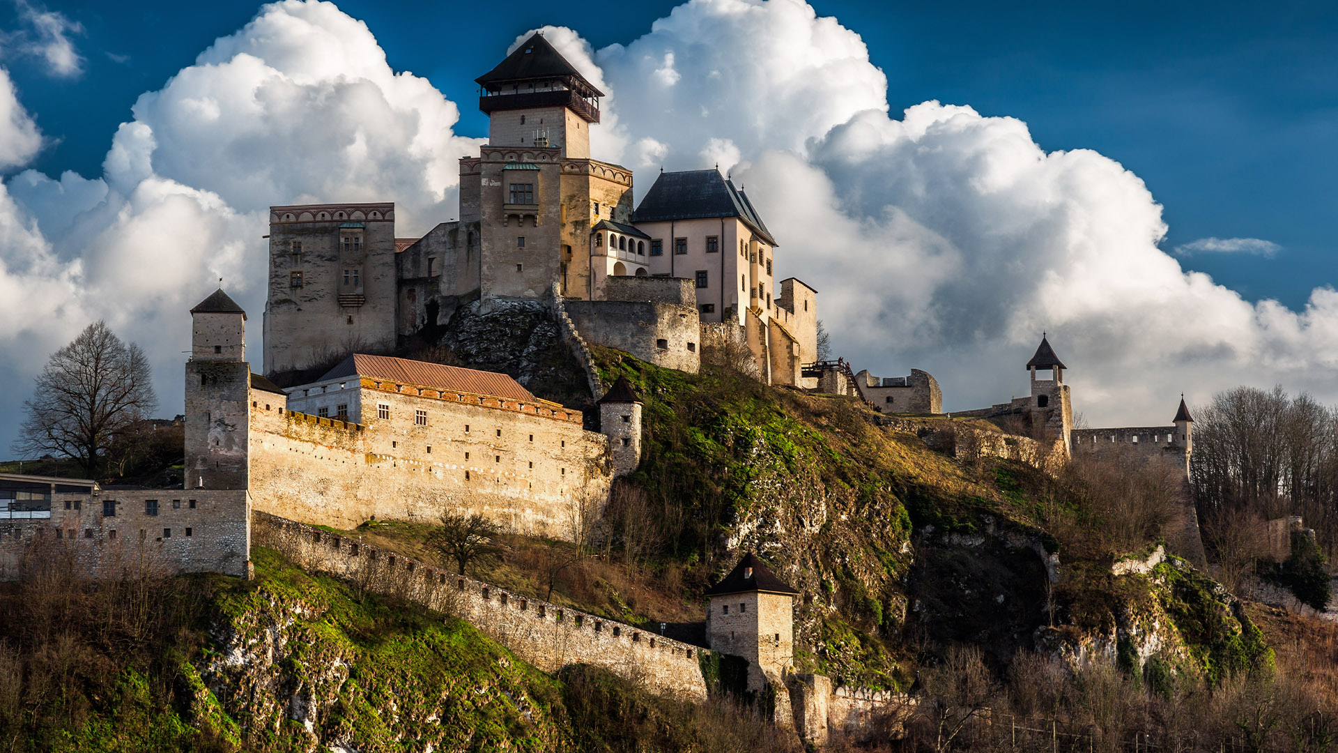 Slovák Lukáš navštívil za rok vyše 200 hradov. Toto je podľa neho TOP 10 tých najzaujímavejších