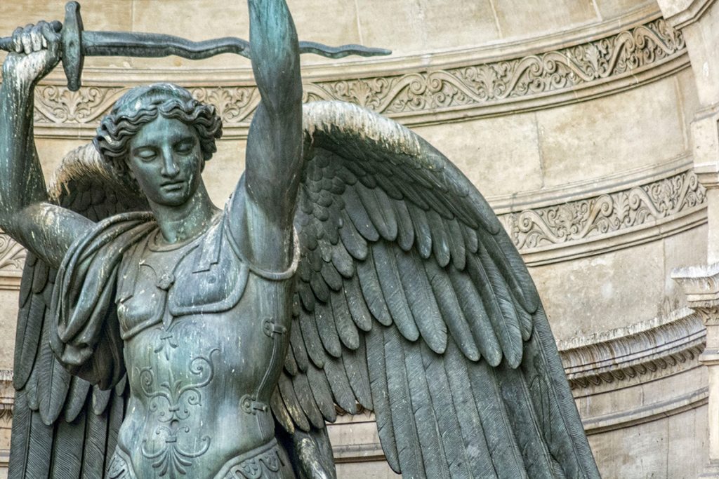 Zlodej sa pokúsil ukradnúť sochu anjela z kostola. Potkol sa a napichol sa na jej meč