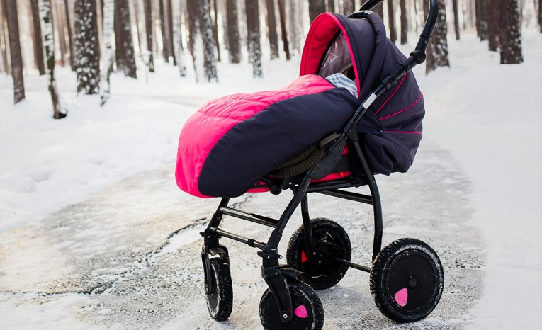Českí rodičia nechali svoje 2-ročné dieťa vonku v kočíku, kým si oni užívali lyžovačku