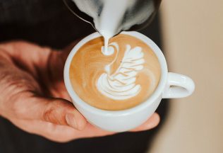 Dnes je Deň latté. Čo o tebe prezradí to, akú kávu piješ?