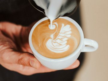 Dnes je Deň latté. Čo o tebe prezradí to, akú kávu piješ?