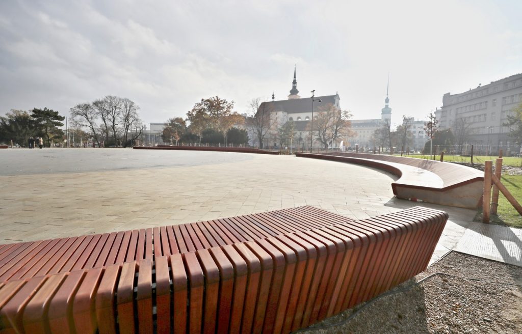 Brno má problém. Dizajnová lavička sa stala pascou pre telefóny a iné drobnosti