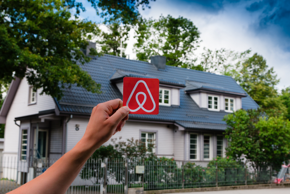 Hostia, žiadna voňavka! Internet skritizoval majiteľa Airbnb za prísne pravidlá