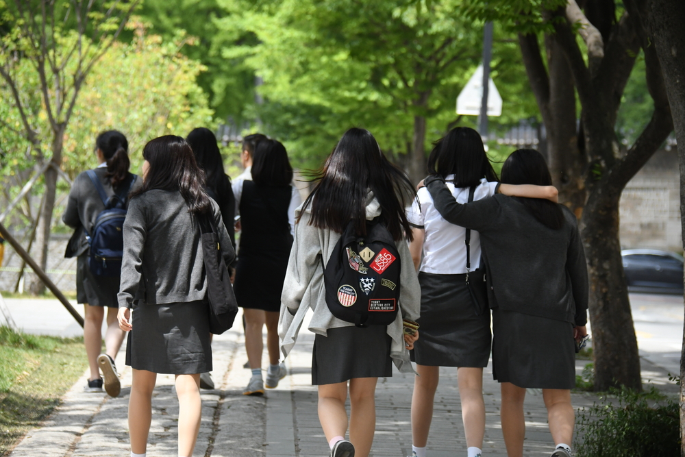 mladí ľudia, prechádzka, škola, žiaci, študenti, Južná Kórea