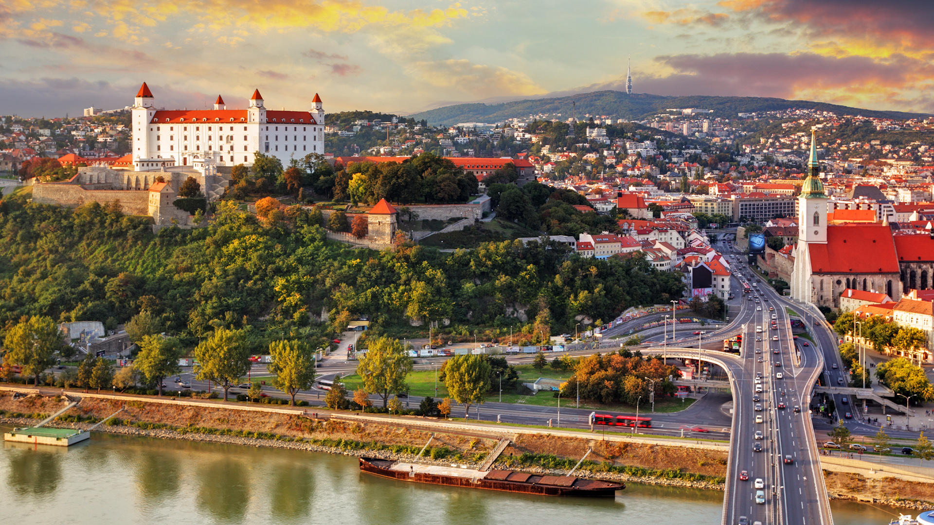 10 jedinečných tipov na výlet v Bratislave. Dom v korunách stromov, historické autá či knižné búdky