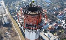 Mladíci sa vyšplhali na 115 metrov vysoký komín v Petržalke